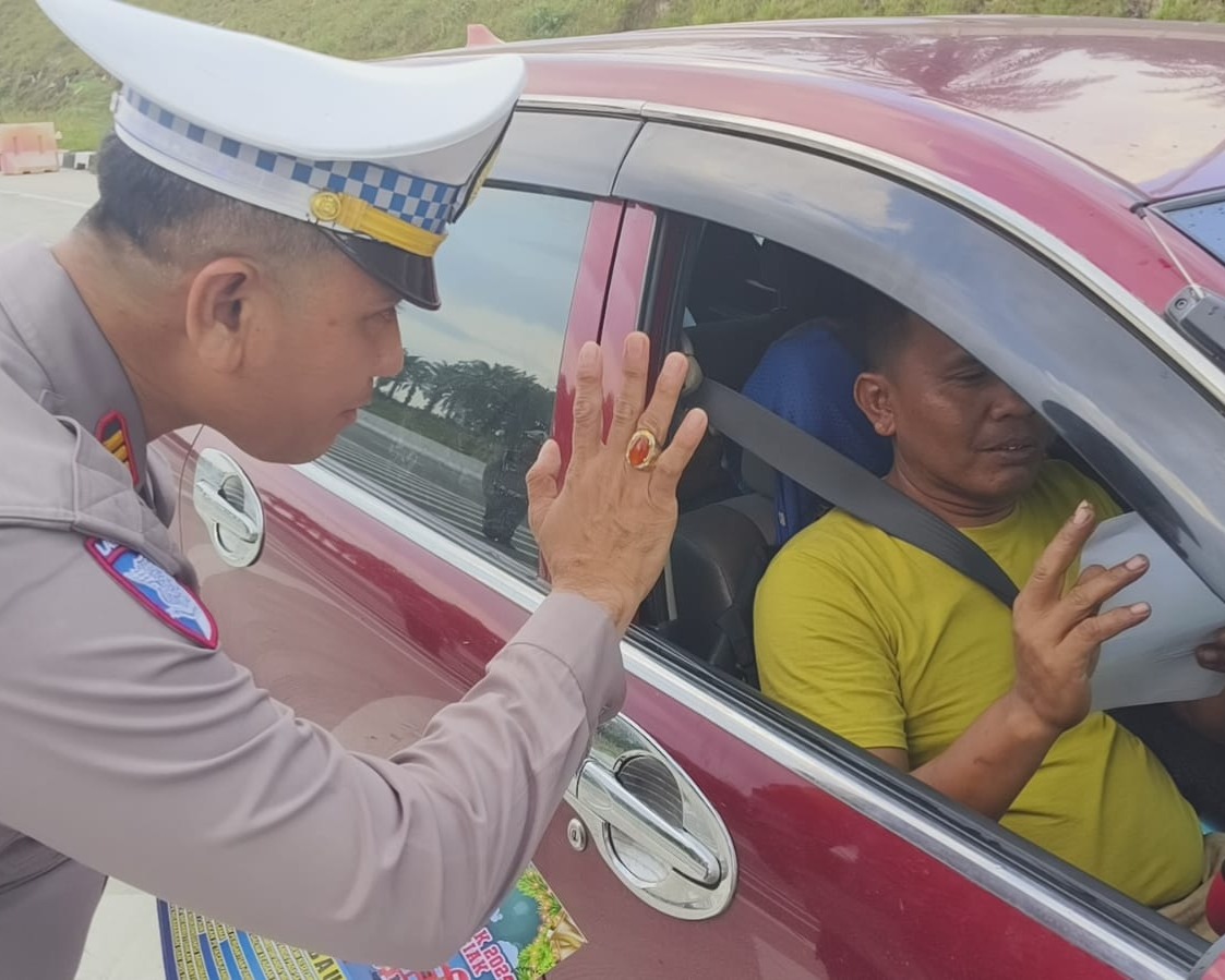 Sapa Lansung Pengendara Yang Melintas Jalan Tol, Kasat Lantas Polres Siak AKP Kaliman Siregar Berikan Imbauan Keselamatan
