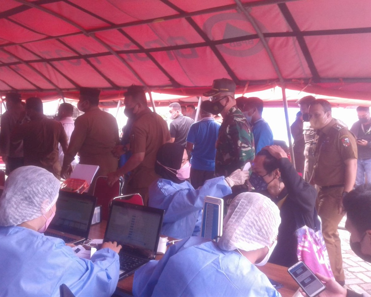 Dandim 0301/PBR Diwakili Danramil 03/Senapelan Hadiri Kegiatan Vaksinasi