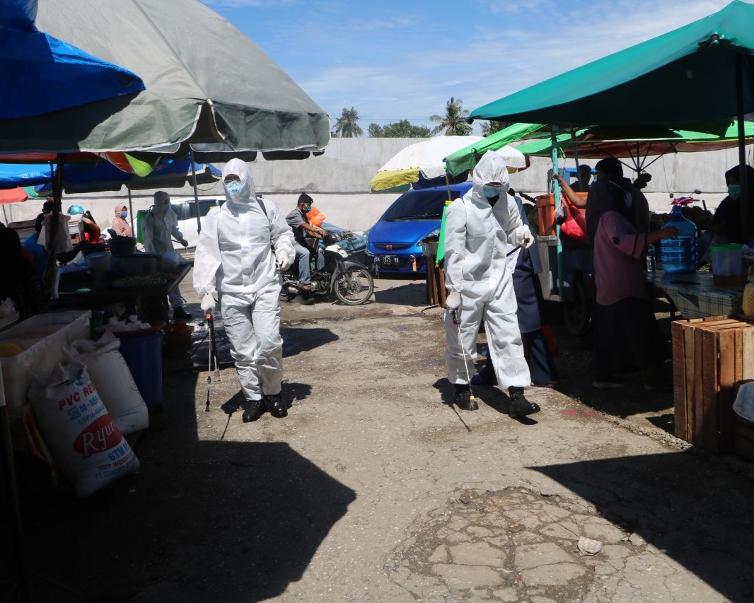 Bersempena HUT TNI Ke-75, Danlanud RSN Bagikan Masker Dan Penyemprotan Desinfektan di Pasar Pagi Arengka