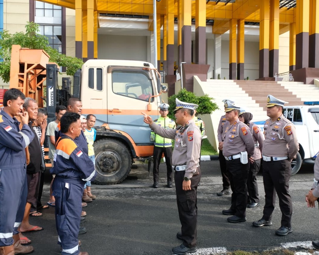 Polda Riau Lepas Bantuan Kemanusiaan Tahap III Untuk Korban Bencana Di Sumatera Barat