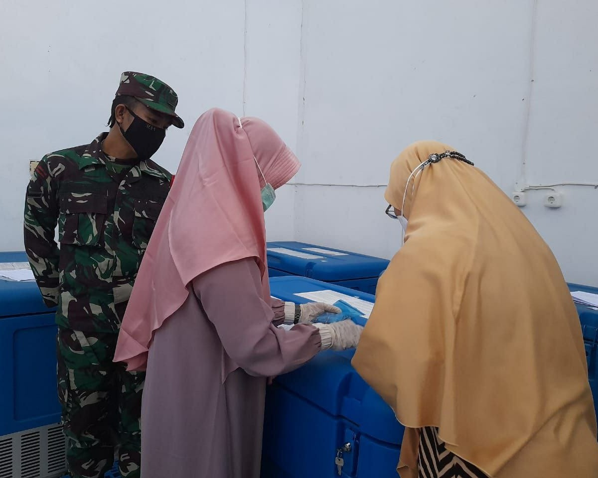 Babinsa Kodim 0301/PBR Kawal Pengambilan Vaksin Covid-19 Yang Akan Di Distribusikan Ke Puskesmas