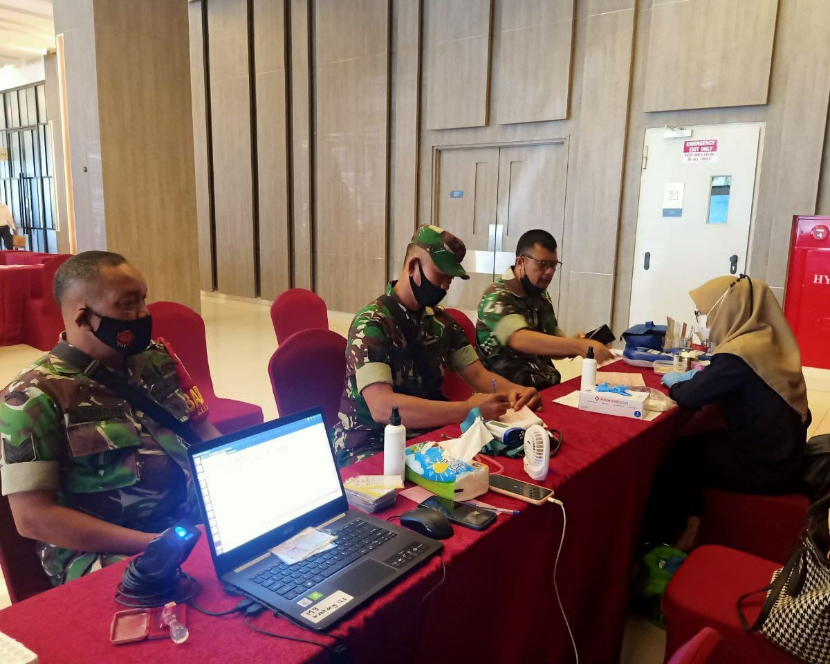 Personil Kodim 0301/PBR Ikuti Baksos Donor Darah Dalam Rangka HUT Hotel Novotel Tahun 2022