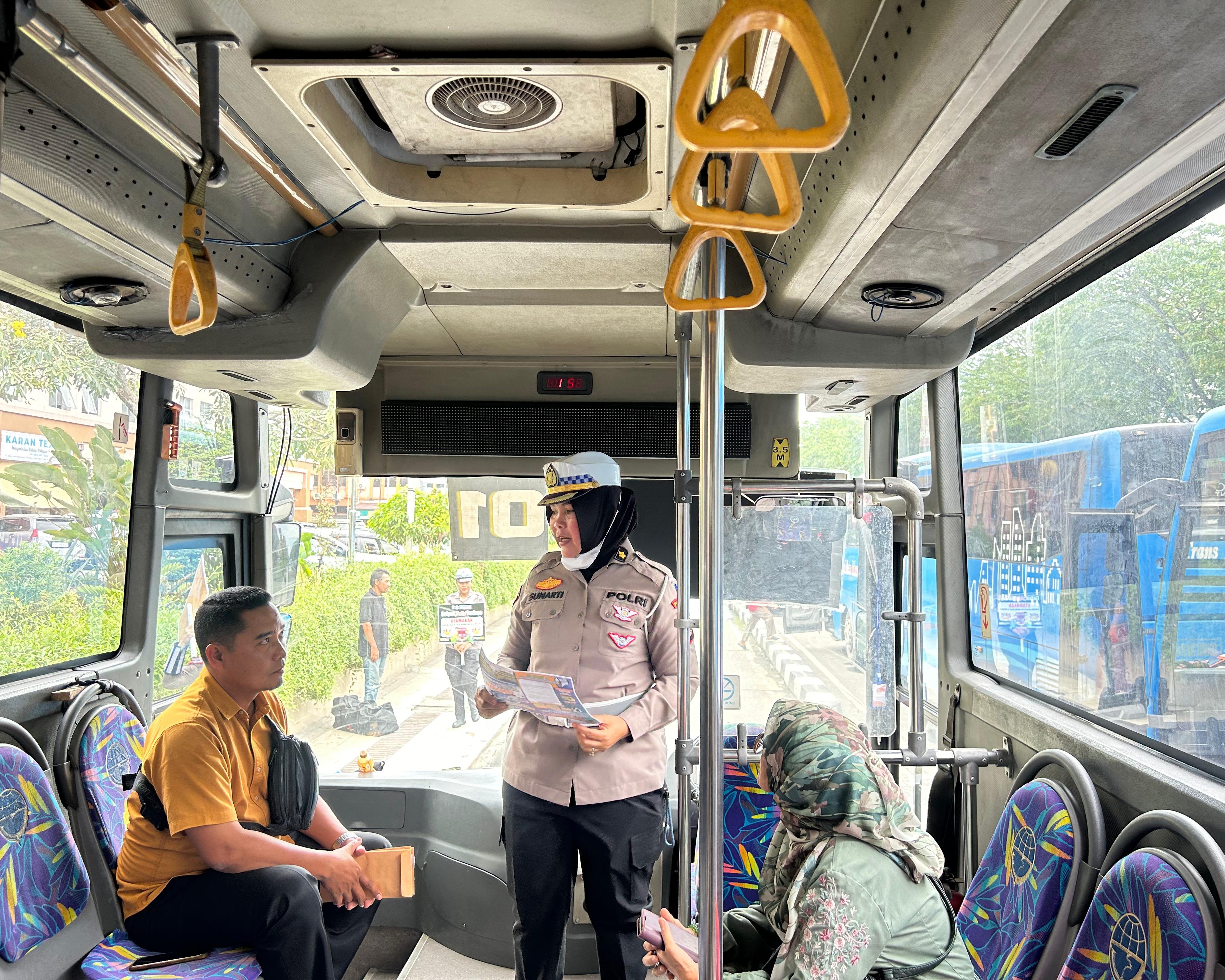 Tim Satgas Operasi Zebra Lancang Kuning Tahun 2024 Edukasi Pengunjung dan Pedagang STC Pekanbaru dan Penumpang Bus Way