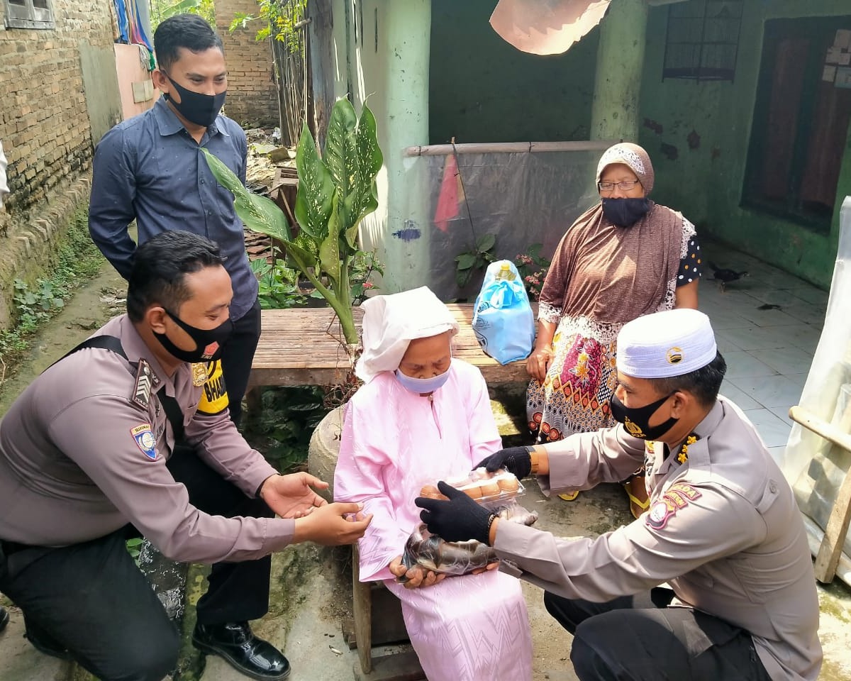Jum'at Barokah Polda Banten, Bagikan Sembako Kepada Masyarakat Desa Beberan