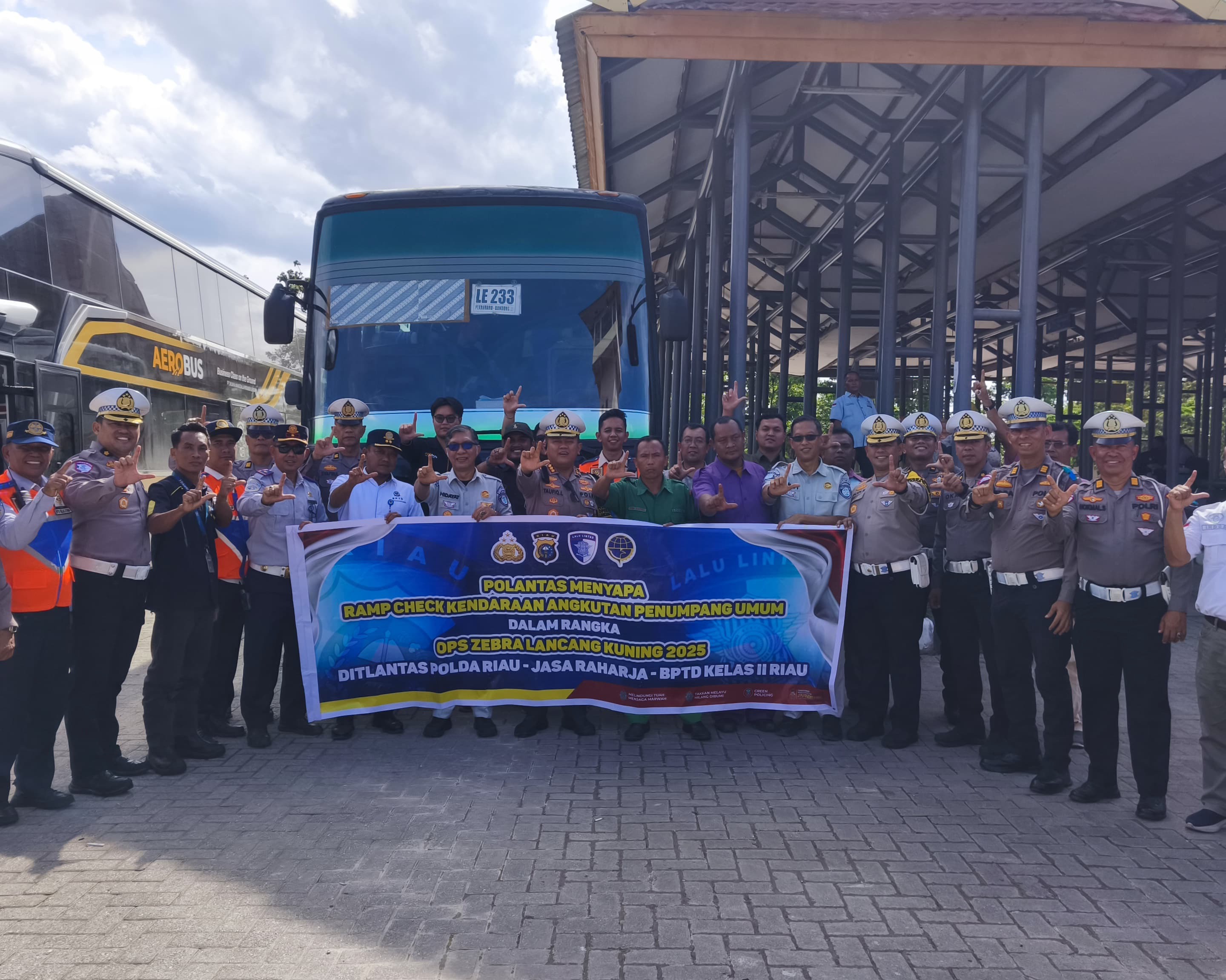 Dirlantas Polda Riau Gandeng Instansi Terkait Gelar Ramp Check Di Terminal AKAP BRPS Pekanbaru, Pastikan Keselamatan Penumpang Dalam Operasi Zebra Lancang Kuning 2025