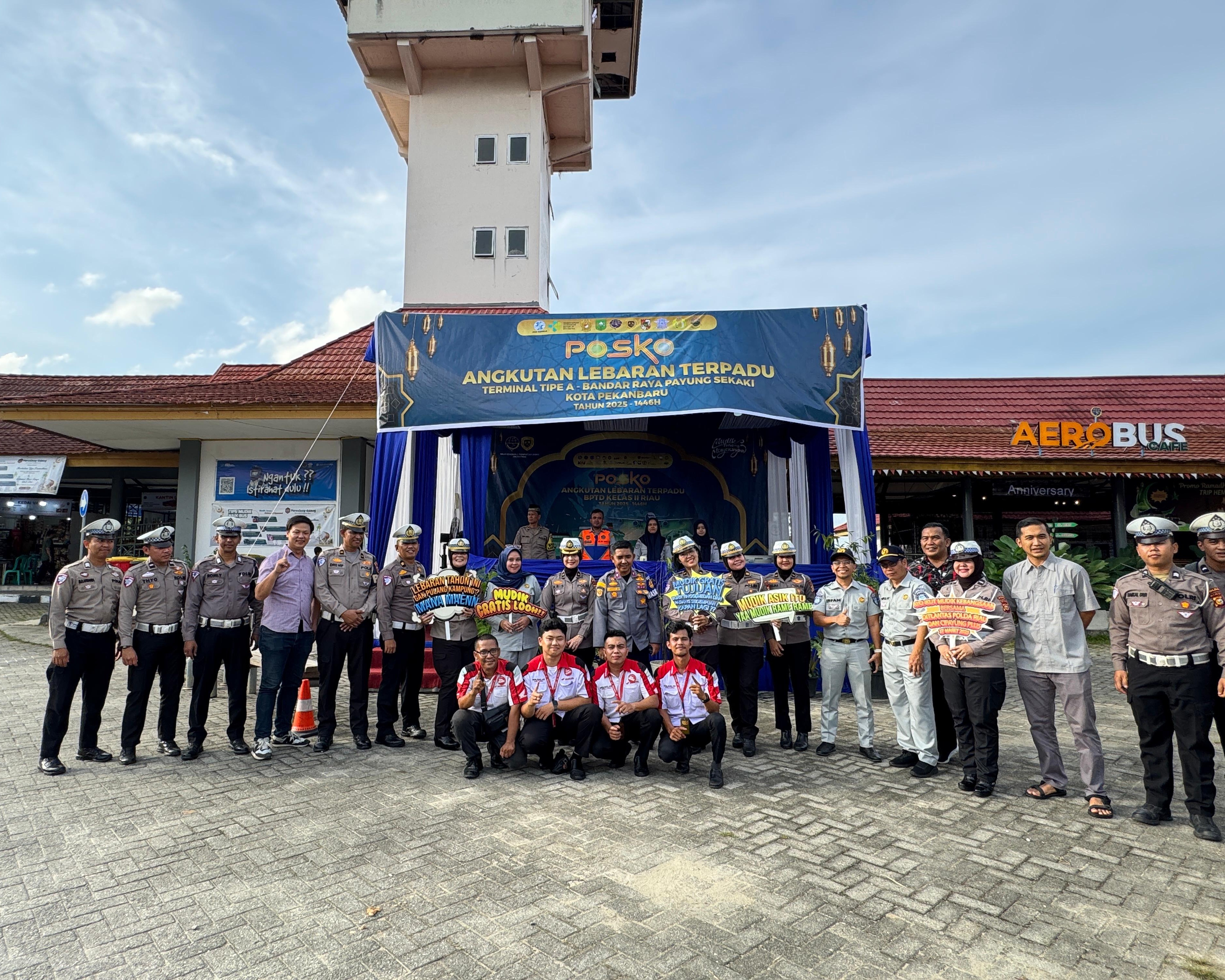 Ditlantas Polda Riau dan Tim Takjil Bagikan 200 Paket Berbuka Untuk Pemudik dan Driver Bus di Terminal AKAP