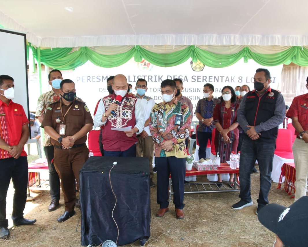 Bupati Taput Resmikan Delapan Titik Pembangunan Jaringan Listrik di Desa Secara Serentak