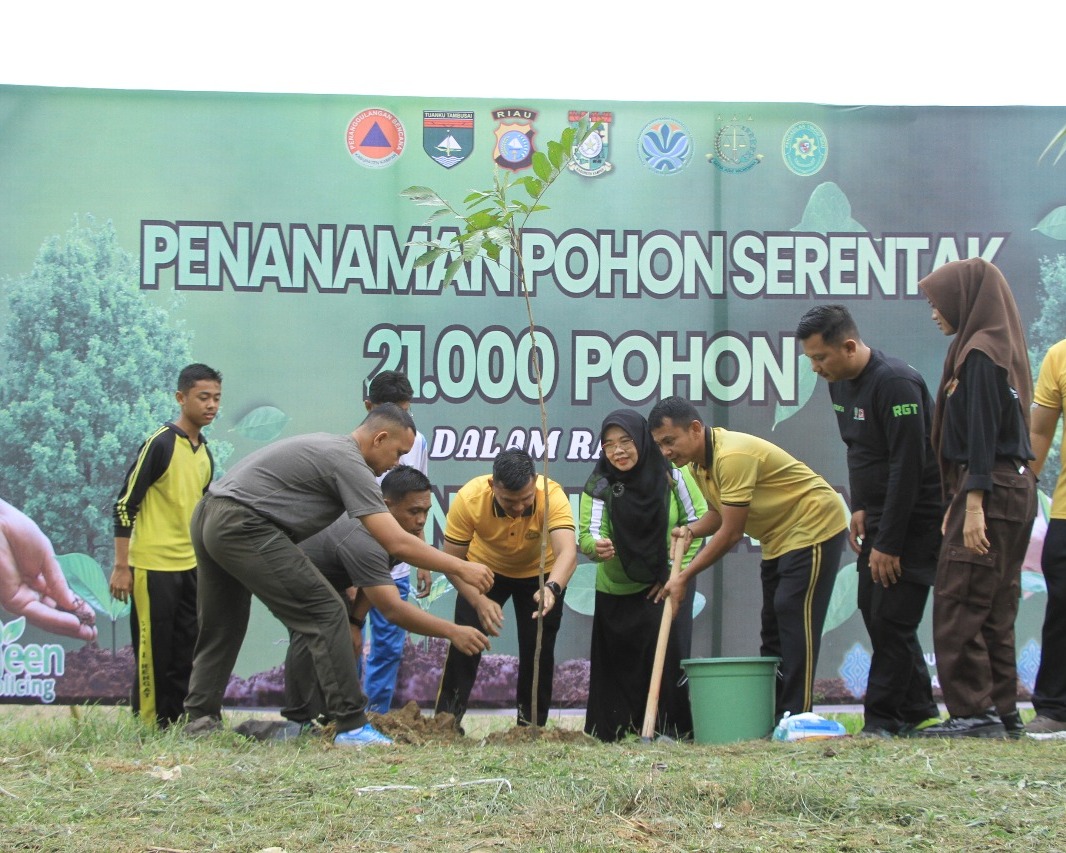 Hari Pohon Sedunia, Polres Inhu Gelar Apel Dan Tanam Pohon di Tepian Sungai Indragiri