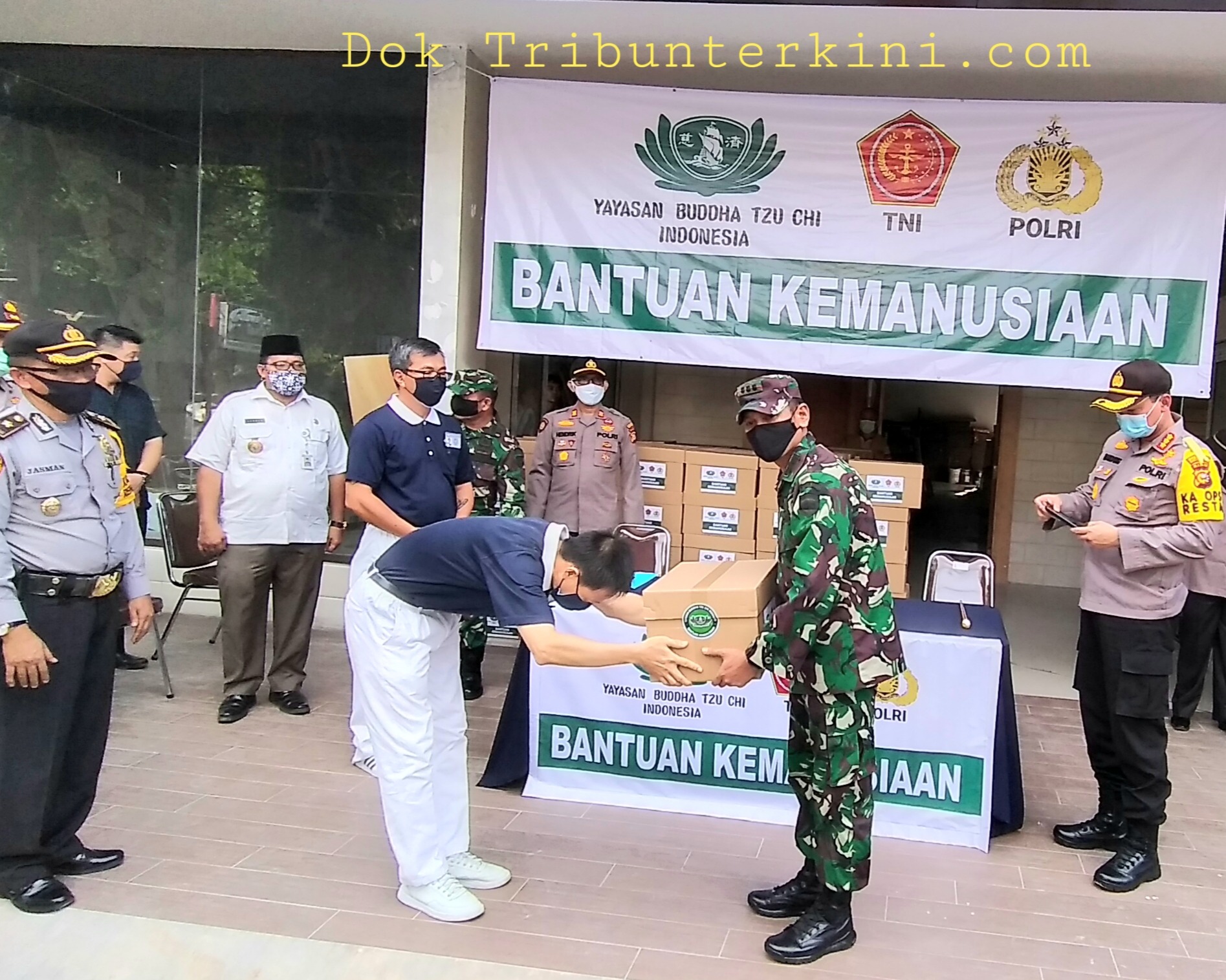 Kapolresta dan Dandim 0301/Pekanbaru Bersama Yayasan Buddha Tzu Chi Turun Langsung Menyerahkan Paket Sembako Kepada Warga Yang Terdampak Covid-19