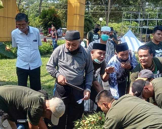 Hari Raya Idul Adha 1441 H, PGRI Riau Perdana Sembelih Dua Ekor Kerbau di Gedung PGRI