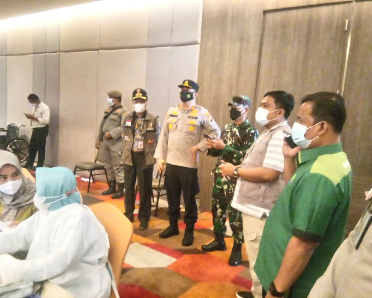 Dandim 0301/PBR Bersama Forkopimda Kota Tinjau Pelaksanaan Vaksinasi Massal Dalam Memperingati HUT Bhayangkara Ke-75