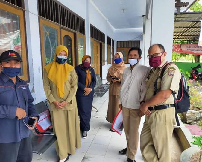 Forkopimcam Memberikan Edukasi Pencegahan Penyebaran Covid-19 Kepada Masyarakat Yang Melintas di Pasar Ringinarum