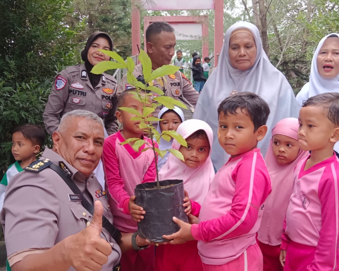 Polisi Sahabat Anak, Ditlantas Polda Riau Tanamkan Tertib Lalu Lintas Dan Cinta Lingkungan Sejak Usia Dini