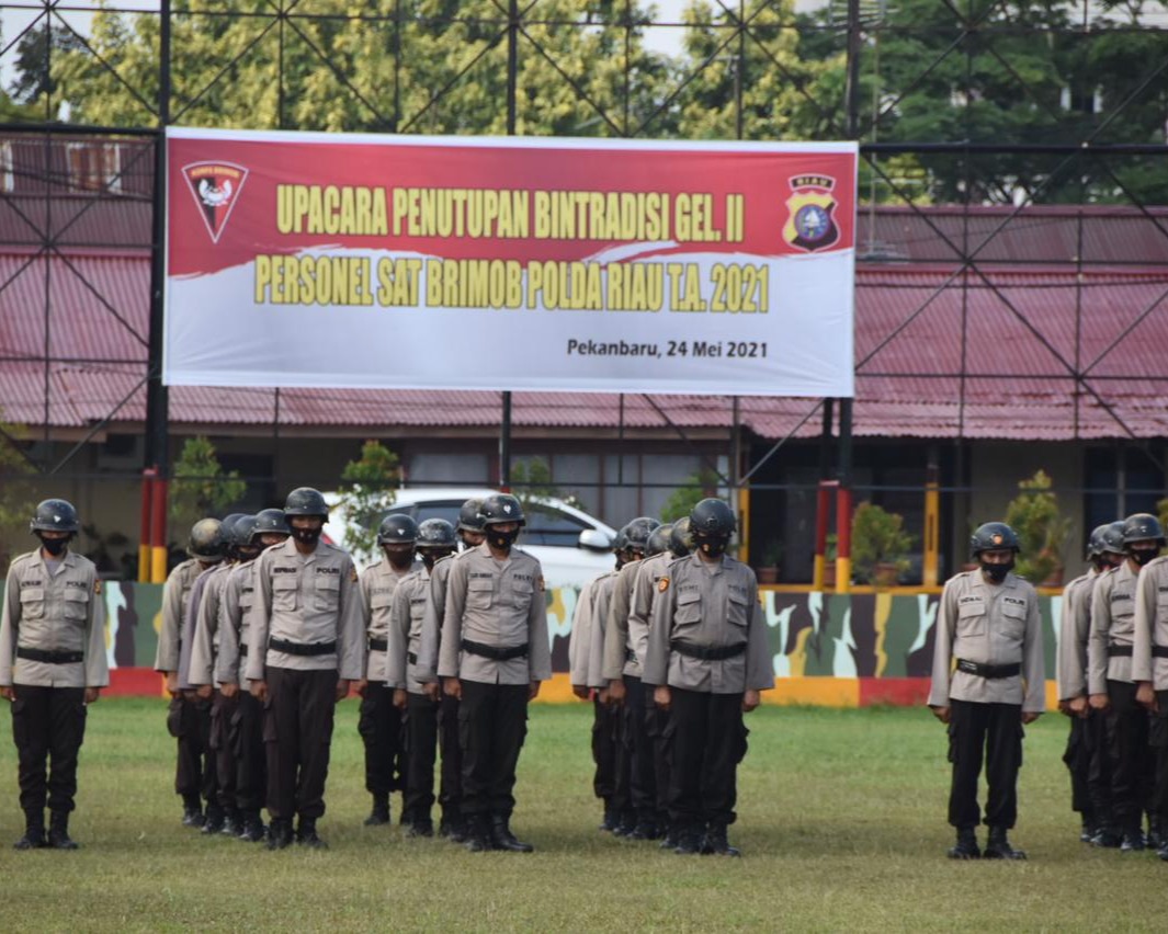 Dansat Brimob Polda Riau Pimpin Upacara Penutupan Bintradisi Perwira dan Bintara Satuan Brimob