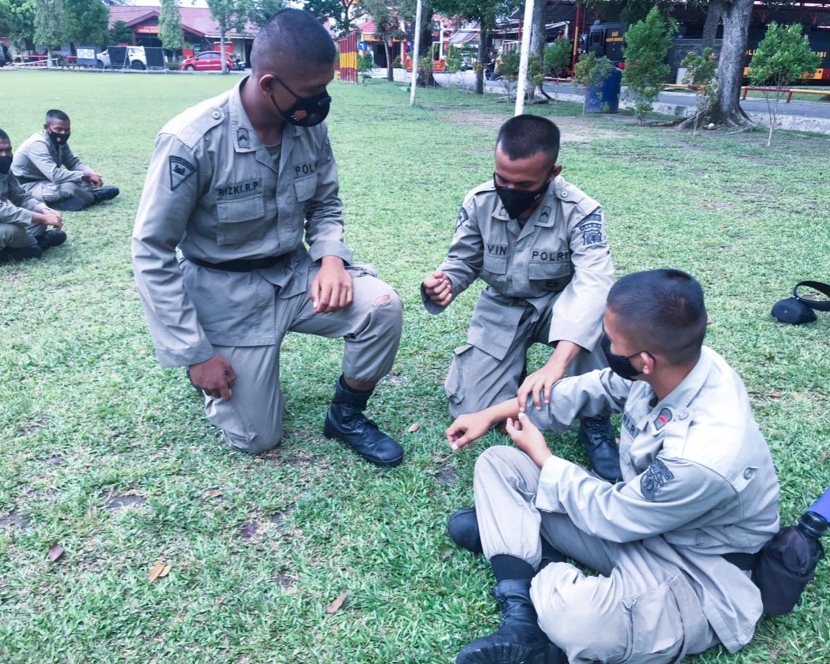 Tingkatkan Kemampuan P3K, Personil Brimob Polda Riau Gelar Latihan