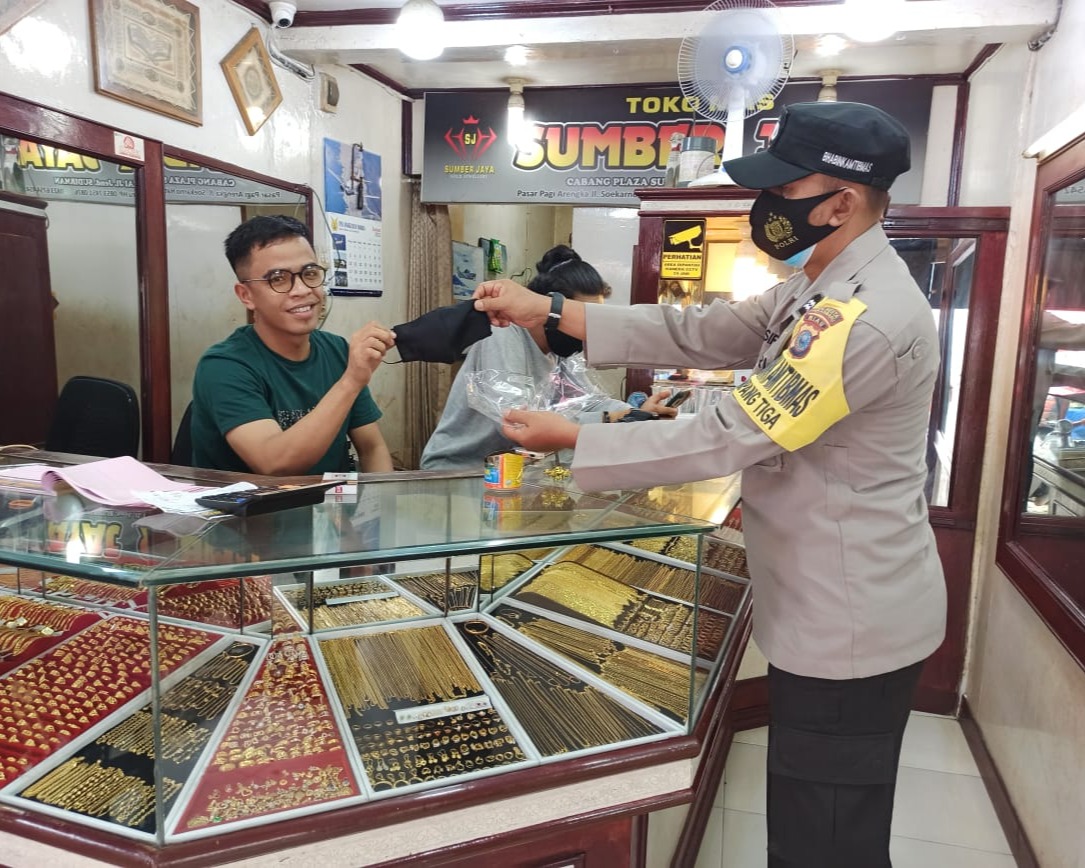 Polsek Bukit Raya Bagikan Masker Kepada Pedagang dan Pengunjung Pasar Pagi Arengka