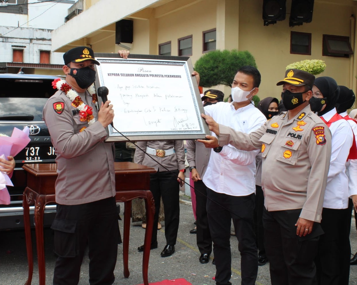 Acara Pisah Sambut Kapolresta Pekanbaru Berlangsung Secara Khidmat
