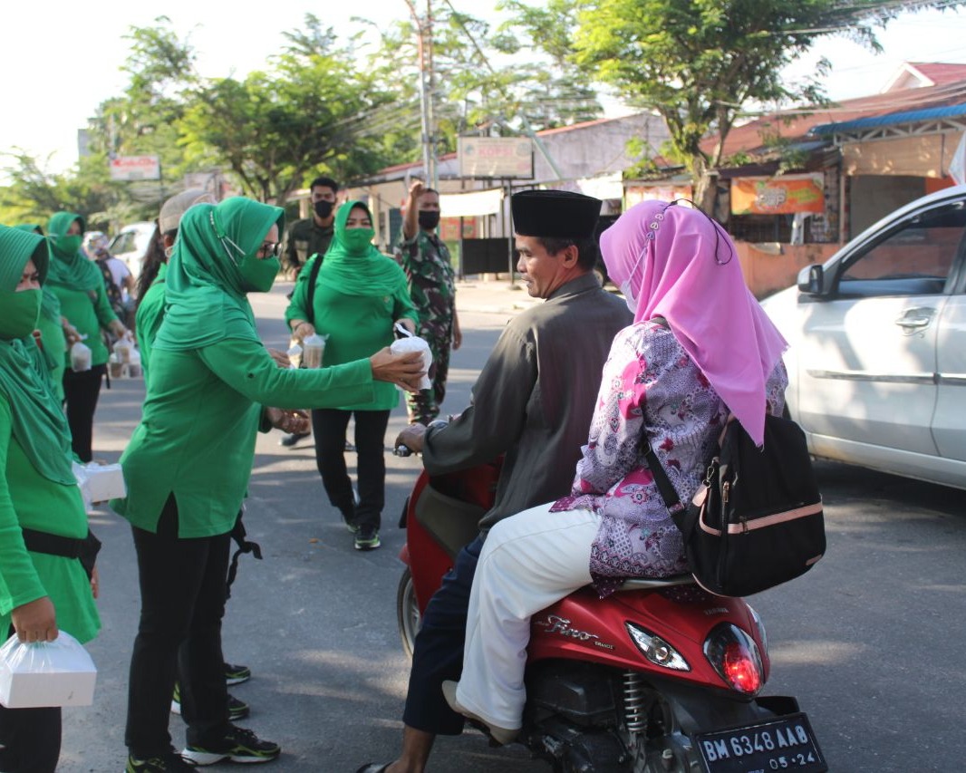 Kodim 0301/PBR Bersama Persit KCK Cab L Dim 0301 Bagikan Takjil Kepada Masyarakat Pengguna Jalan