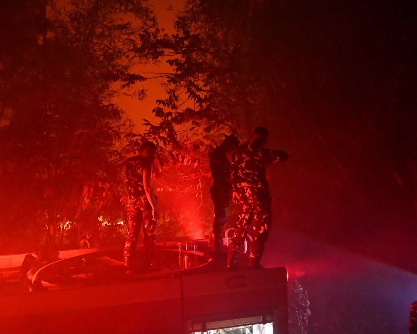 Api Mengganas, Personel Lanud H.AS  Hanandjoeddin Jajaran Kodau I, Padamkan Karhutla Hingga Dini Hari