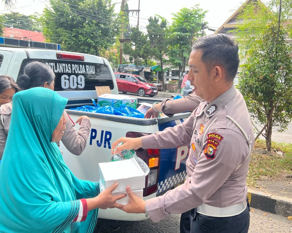 Hangatnya Jum’at Barokah, Ditlantas Polda Riau Berbagi Rezeki Dan Edukasi di Jam Makan Siang