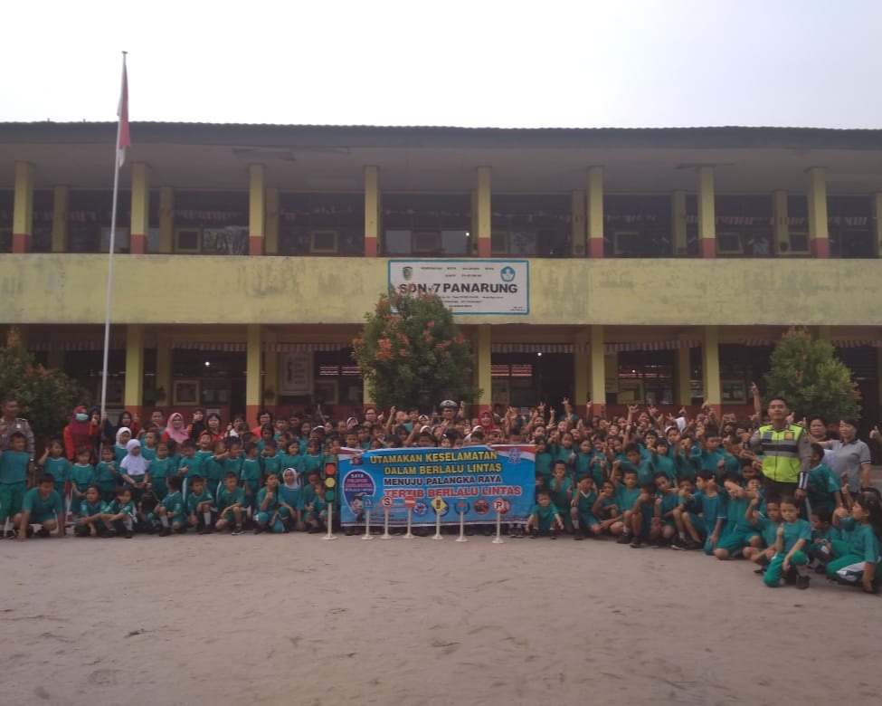 Polresta Palangka Raya Kenalkan Rambu Lalu Lintas ke Siswa SDN 7 Panarung