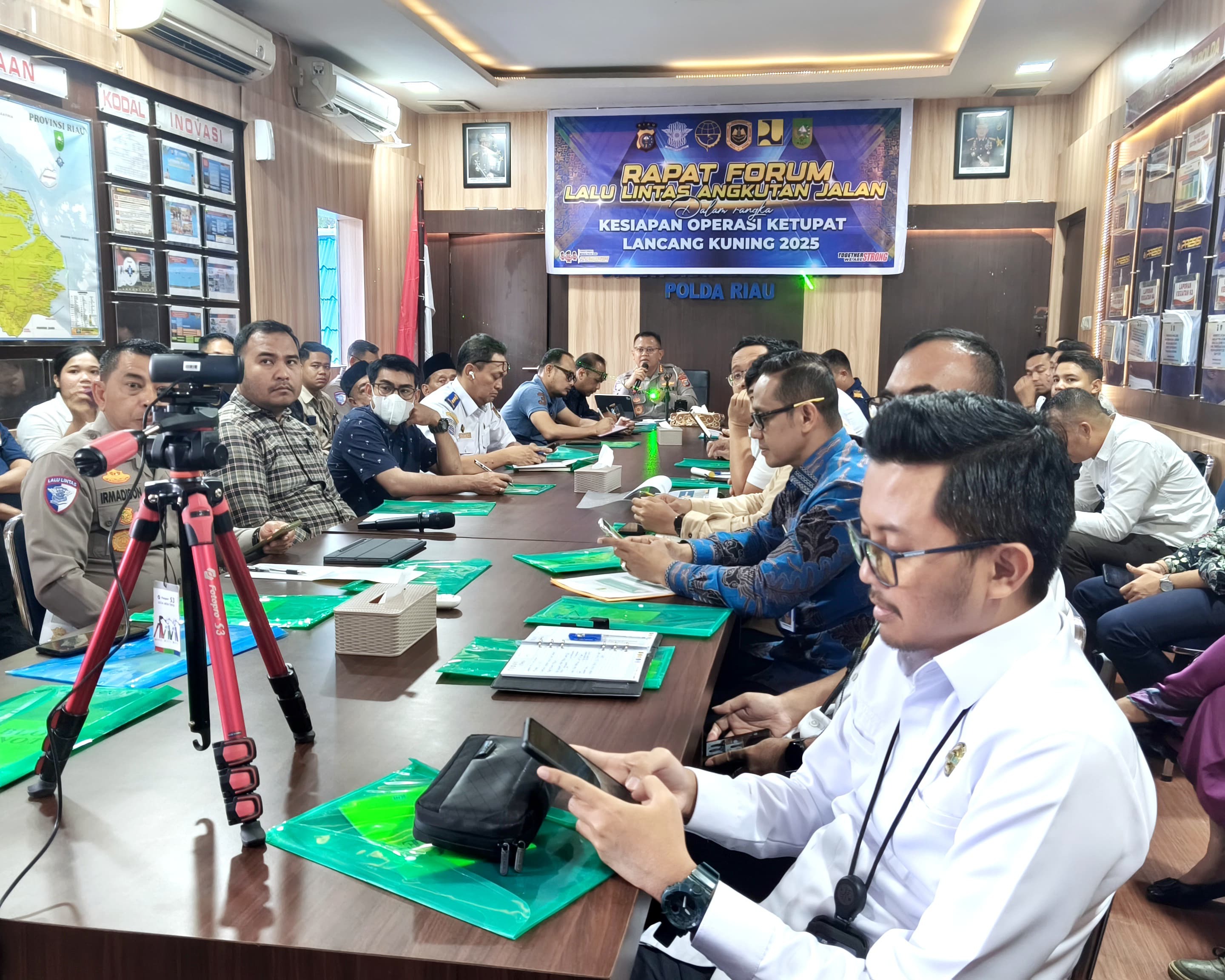 Dirlantas Polda Riau Pimpin Rapat Forum LLAJ, Dalam Rangka Kesiapan Operasi Ketupat Lancang Kuning 2025
