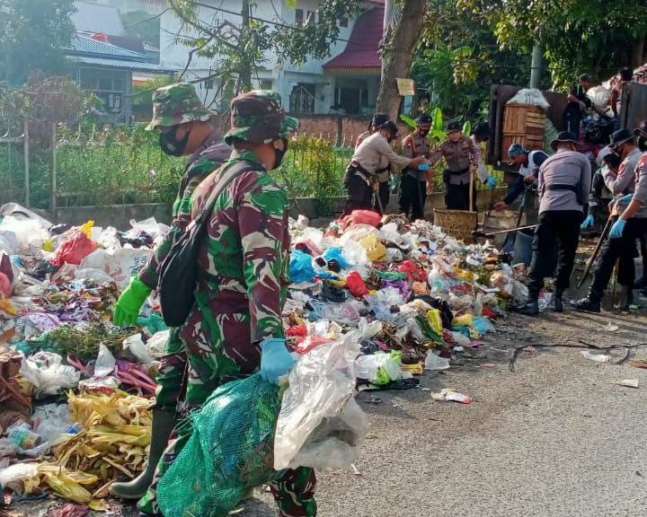 Personil Kodim 0301/PBR Laksanakan Giat Satgas Lingkungan Asri Bersinergi Dengan Instansi Terkait Menyisir Tumpukan Sampah