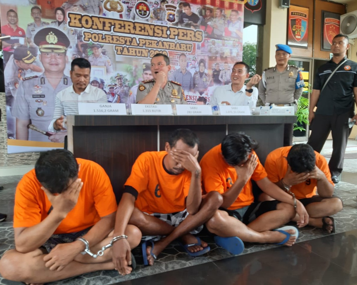 Polresta Pekanbaru Menggelar Konferensi Pers Pengungkapan 15 Kasus Jenis Narkotika