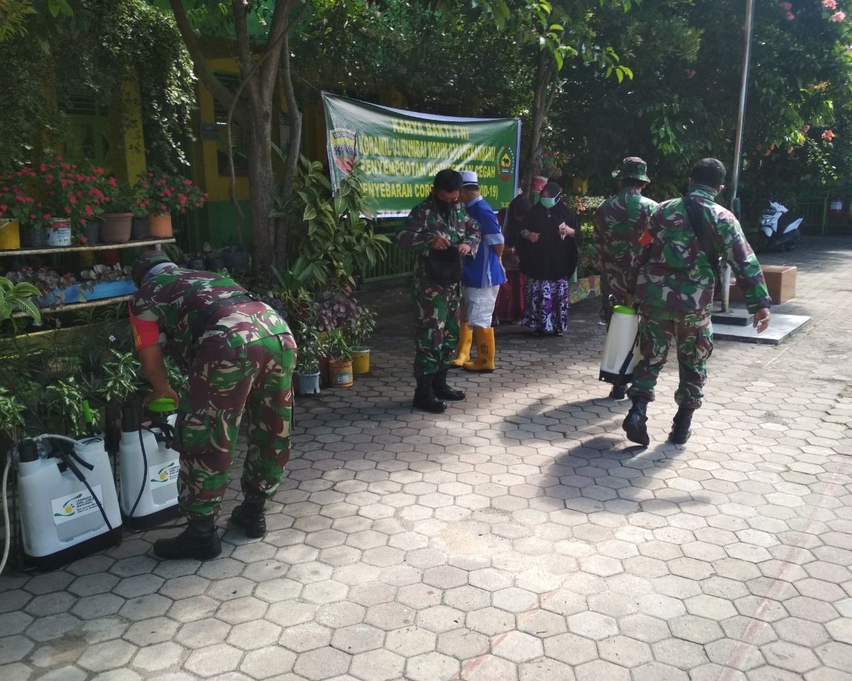 Babinsa Kodim 0301/Pekanbaru Laksanakan Penyemprotan Disinfektan di SD Negeri 59