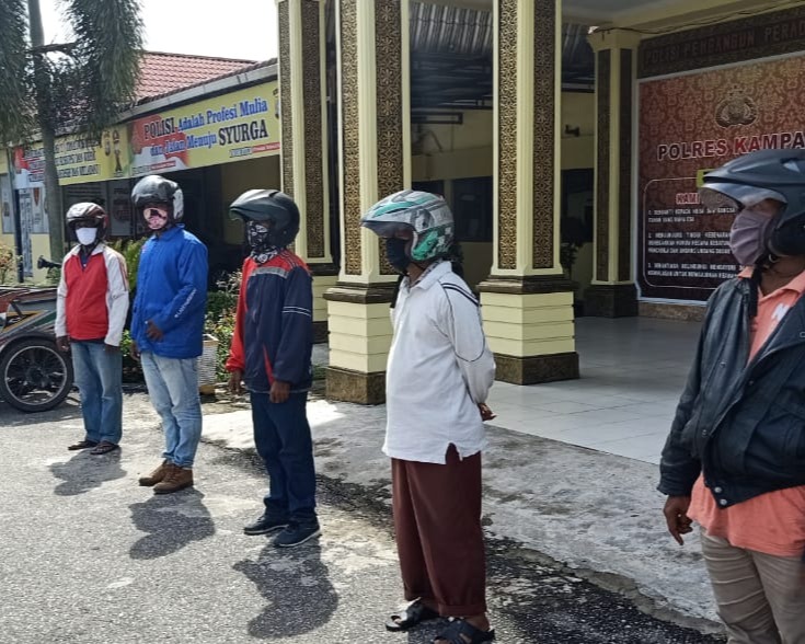 Kapolres Kampar Serahkan Buku Tabungan dan Kartu ATM Penerima Bantuan Program Keselamatan Polri Terhadap Penanggulangan Covid-19