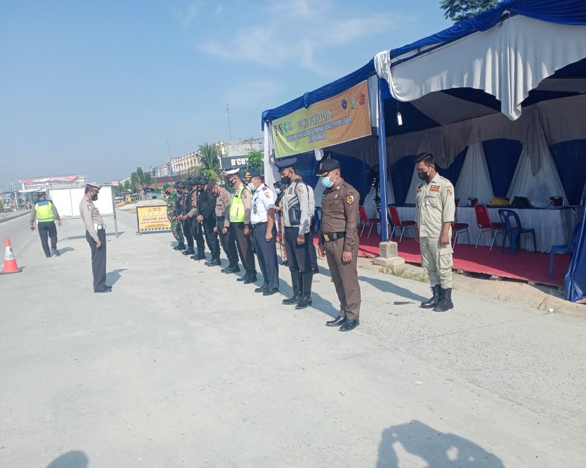 Babinsa Kodim 0301/PBR Bersama Personil Polri dan Tim Satgas Laksanakan Penyekatan Jalan di Perbatasan Kota Pekanbaru Jalan HR Soebrantas