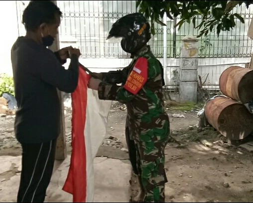 Memperingati HUT RI Ke-75, Personil Kodim 0301/PBR Himbau  Masyarakat Memasang Bendera Merah Putih