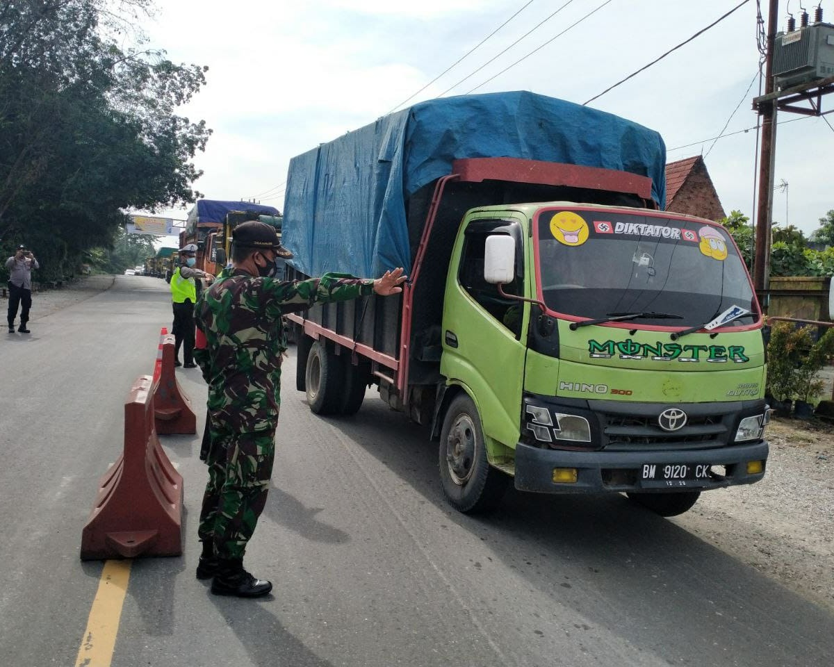 Personil Kodim 0301/PBR Laksanakan Kegiatan Penyekatan Pos Jalur Mudik Lebaran 1442 H dan PPKM Dalam Penanganan Covid-19 di Jalan Lintas Timur KM 22 Simpang Pasir Putih