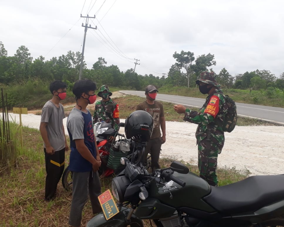 Babinsa Kodim 0301/Pekanbaru Laksanakan Kegiatan Patroli dan Sosialisasi Karhutla