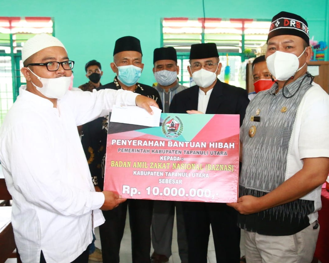 Bupati Taput Serahkan Bantuan Peduli Guru Madrasah Baznas