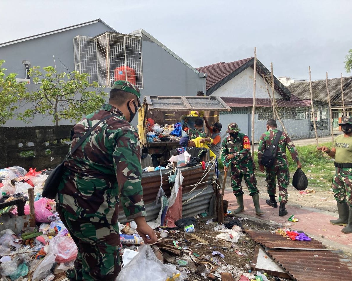 Satgas Lingkungan Asri Kodim 0301/PBR Laksanakan Pembersihan Sampah di TPS Padang Terubuk