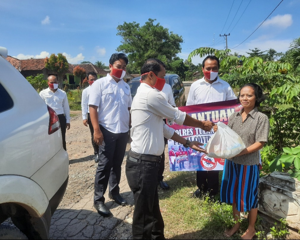 Begini Cara Satuan Intelkam Polres Tulang Bawang Bagikan Paket Sembako Untuk Warga Terdampak Covid-19