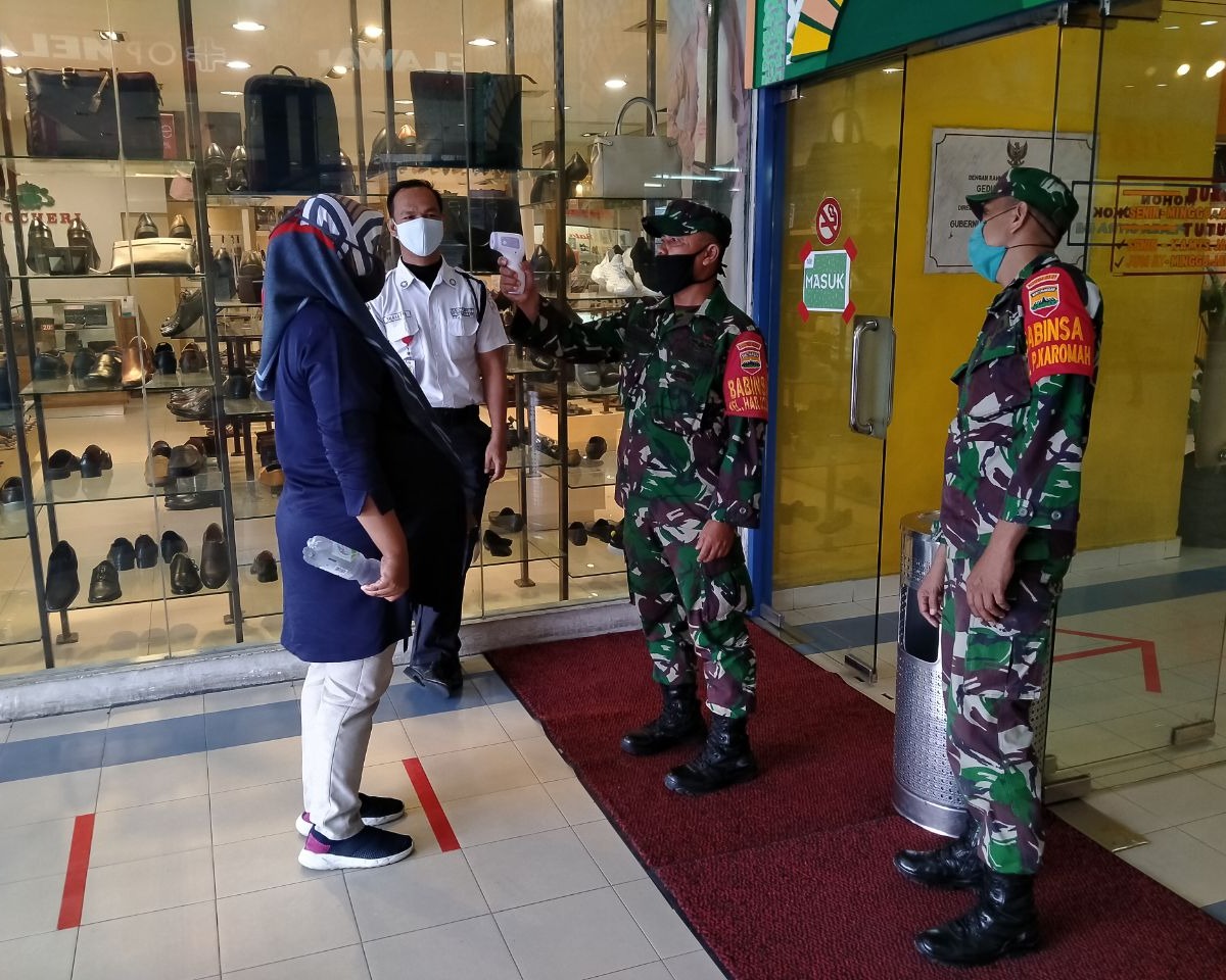 Ajak Warga Disiplin dan Patuhi Protokol Kesehatan, Babinsa Kodim 0301/Pekanbaru Lakukan Sosialisasi dan Berikan Pemahaman Kepada Masyarakat