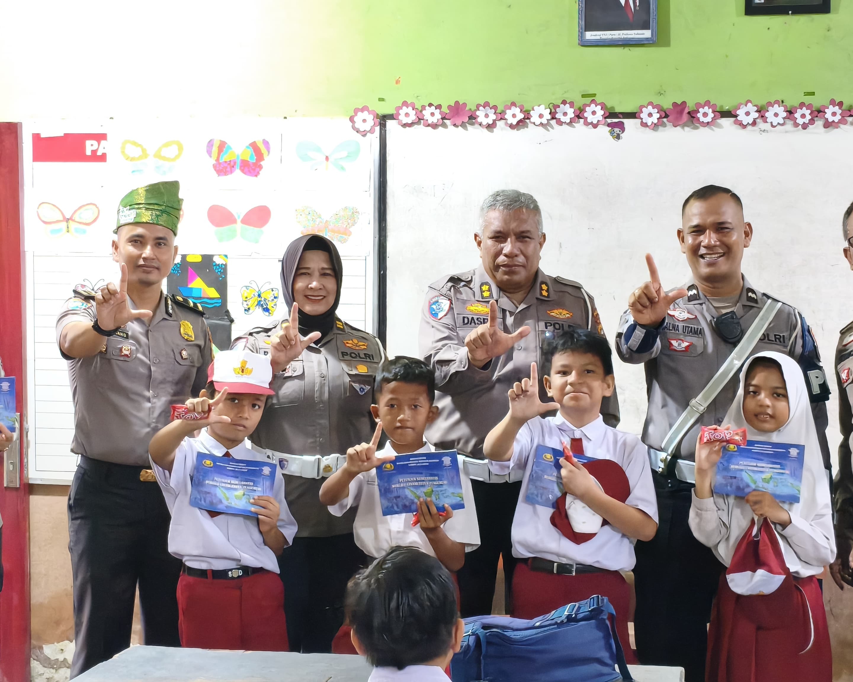 Membangun Budaya Tertib Berlalu Lintas Dan Cinta Lingkungan, Ditlantas Polda Riau Edukasi Generasi Bangsa Di SDN 42 Pekanbaru