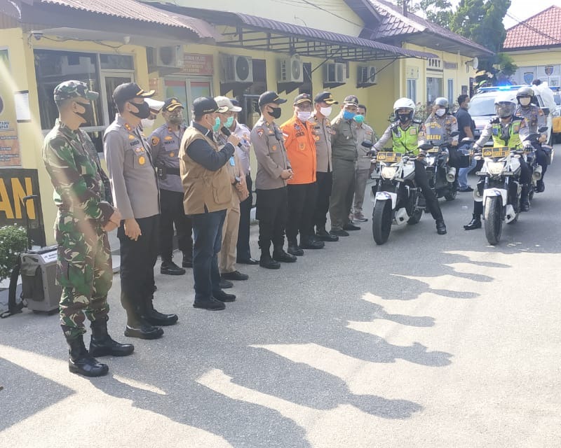 Bupati Kampar Didampingi Kapolres Dan Kasdim 0313/KPR Pimpin Apel Bersama Penyemprotan Desinfektan di Kota Bangkinang