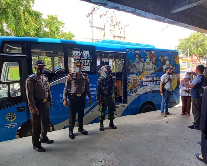 Percepatan Vaksinasi Kota Pekanbaru, Kapolsek Sukajadi Bersama Pemko Gelar Vaksin Bus Keliling di Pasar Cik Puan