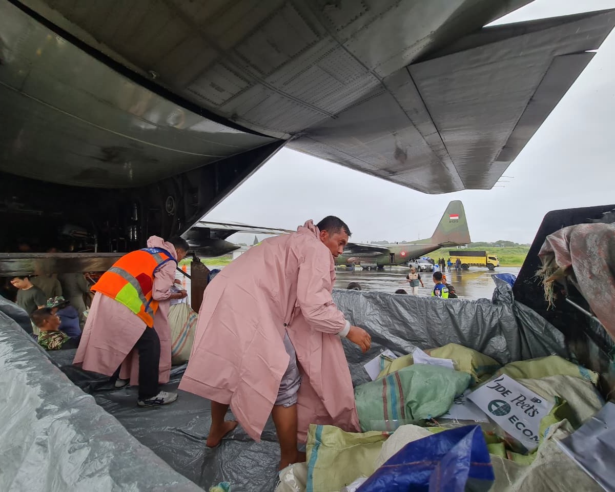 Pangkodau I: Diiringi Hujan, Demi Rakyat Pesawat TNI AU Tetap Bantu Warga Pasca Bencana Alam