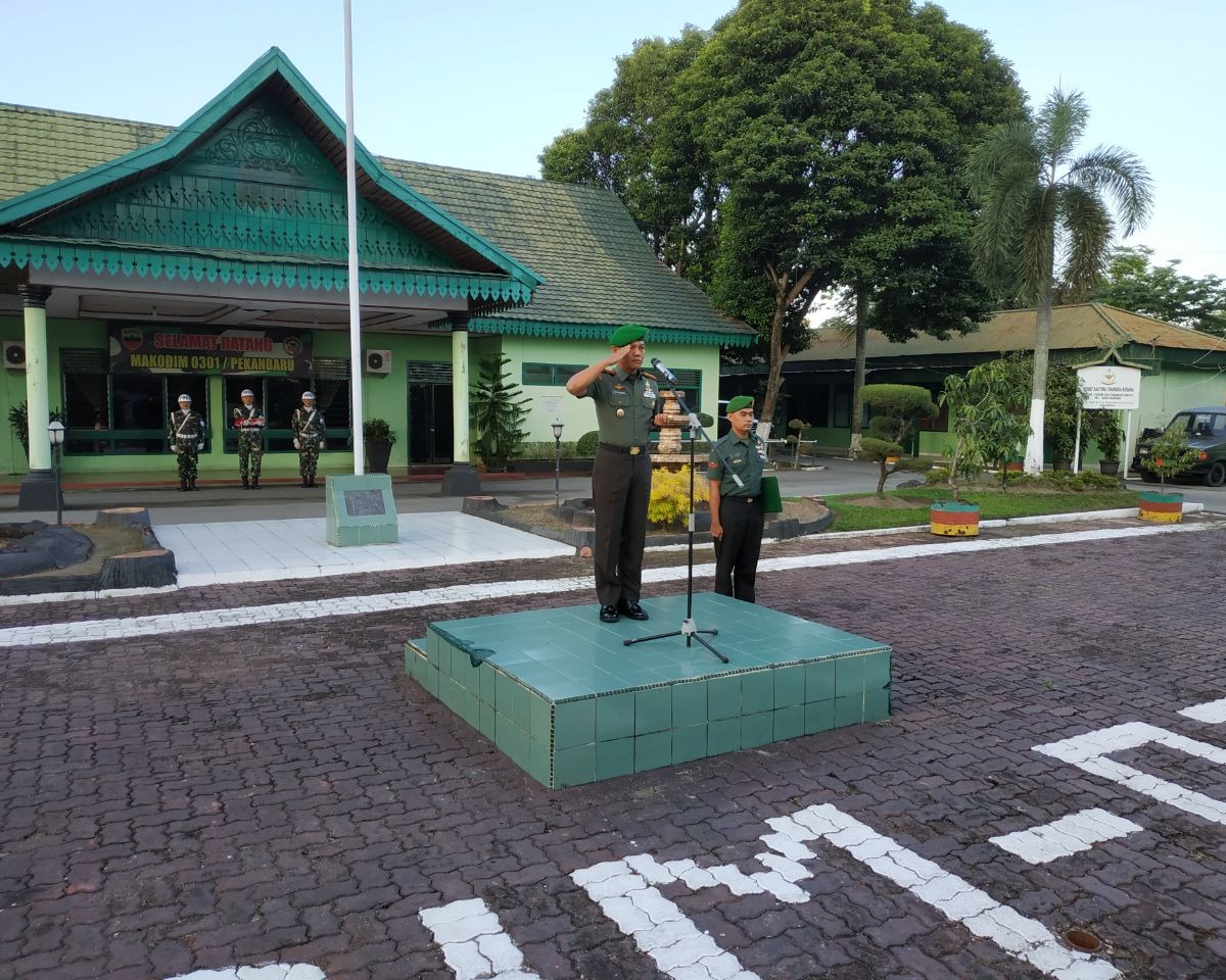 Dandim 0301/Pekanbaru Menjadi Inspektur Upacara Bendera di Makodim 0301/Pekanbaru