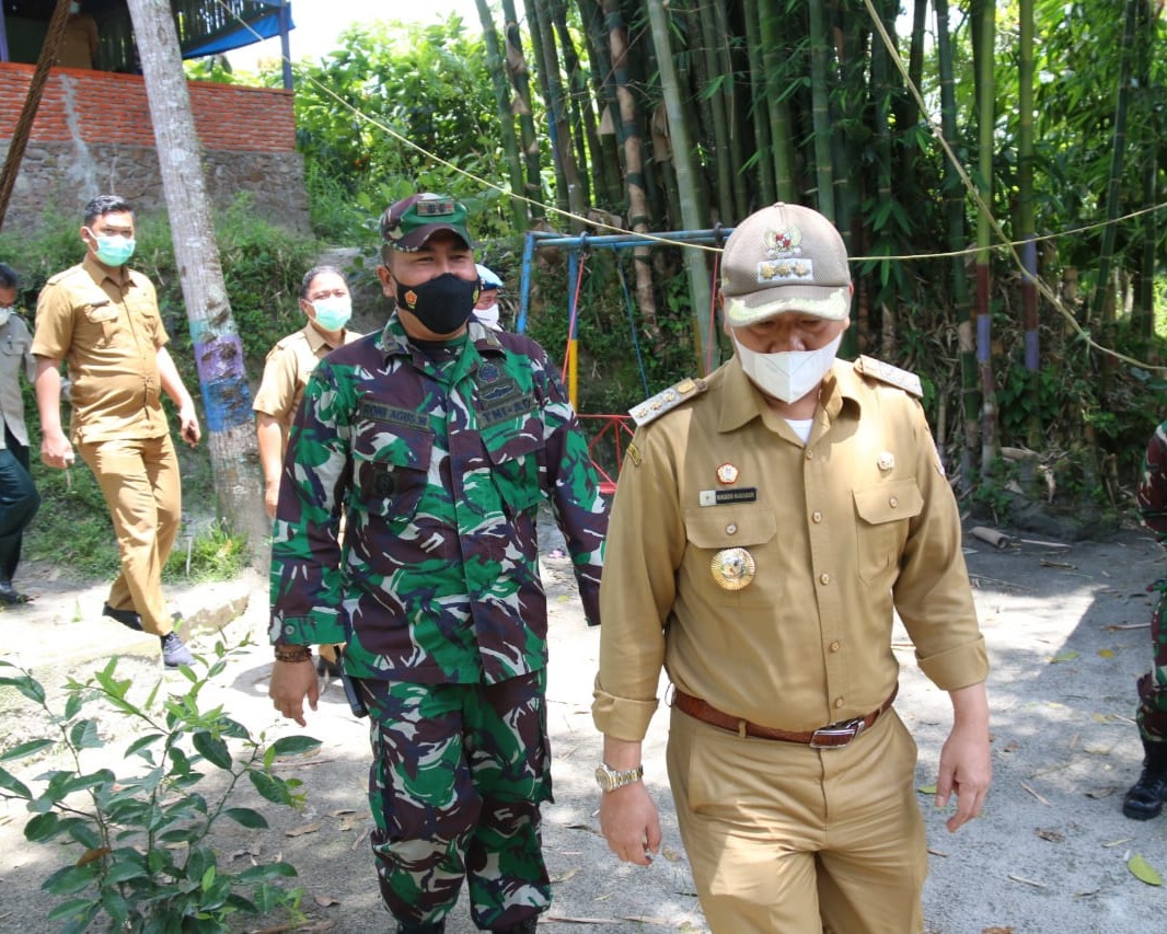 Bupati Taput Tinjau Kondisi Jembatan Sungai Yang Putus Akibat Banjir