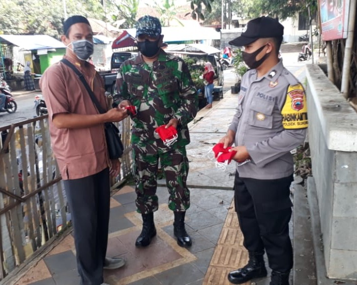 GMFKUB Kendal Bagikan Masker Sekitar Area Bundaran Sukorejo