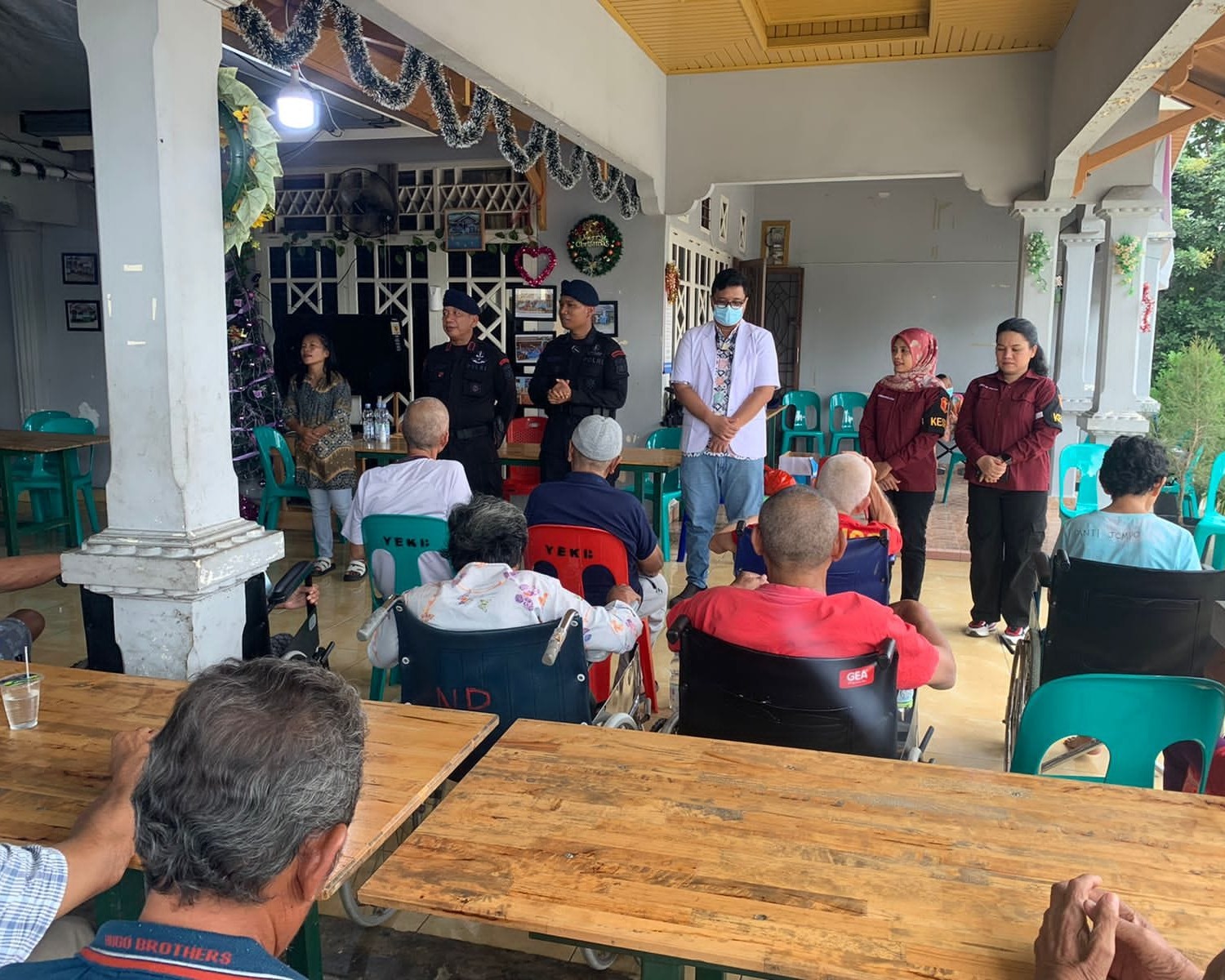 Tangis Haru Lansia Dapat Pengobatan Gratis Dari Satuan Brimob Polda Riau