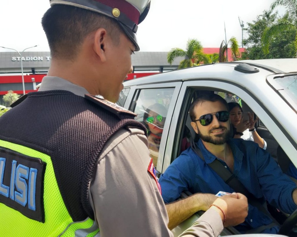 Polisi Melaksanakan Razia di depan Stadion Tuah Pahoe Kota Palangka Raya