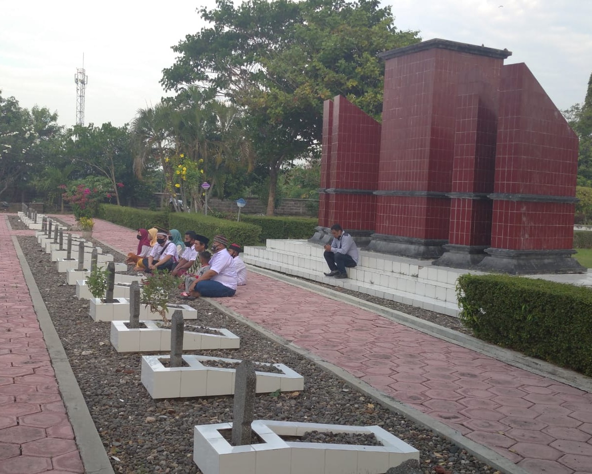 LSM Sembara Kendal Adakan Doa Bersama Ziarah Kubur Di Makam Pahlawan Dalam Rangka HUT Kemerdekaan RI Ke-75