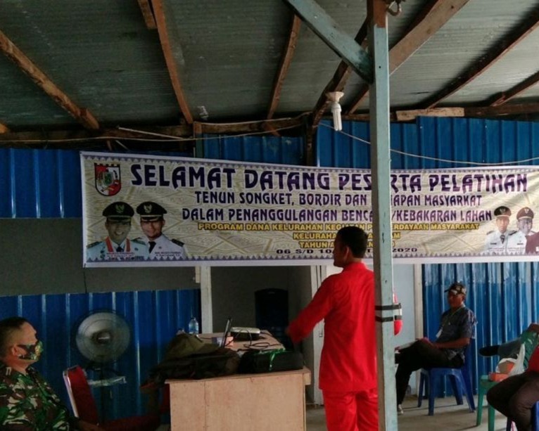 Babinsa Kodim 0301/PBR Bersama Manggala Agni Laksanakan Sosialisasi Pencegahan Karhutla Kepada Masyarakat di Kantor Kelurahan Sungai Sibam