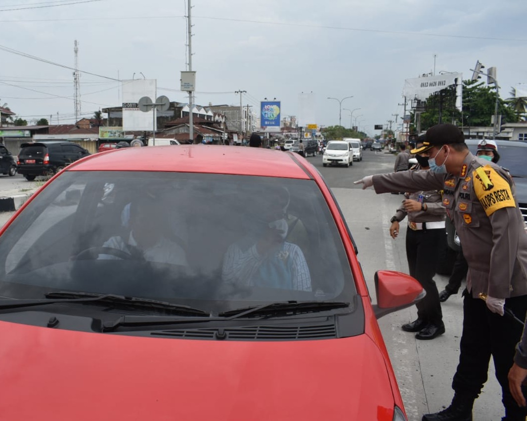 Saat Berkunjung di Pos Pam Ops Ketupat dan Posko PSBB, Kapolresta Pekanbaru Bagikan Masker Bertulisan Jangan Mudik